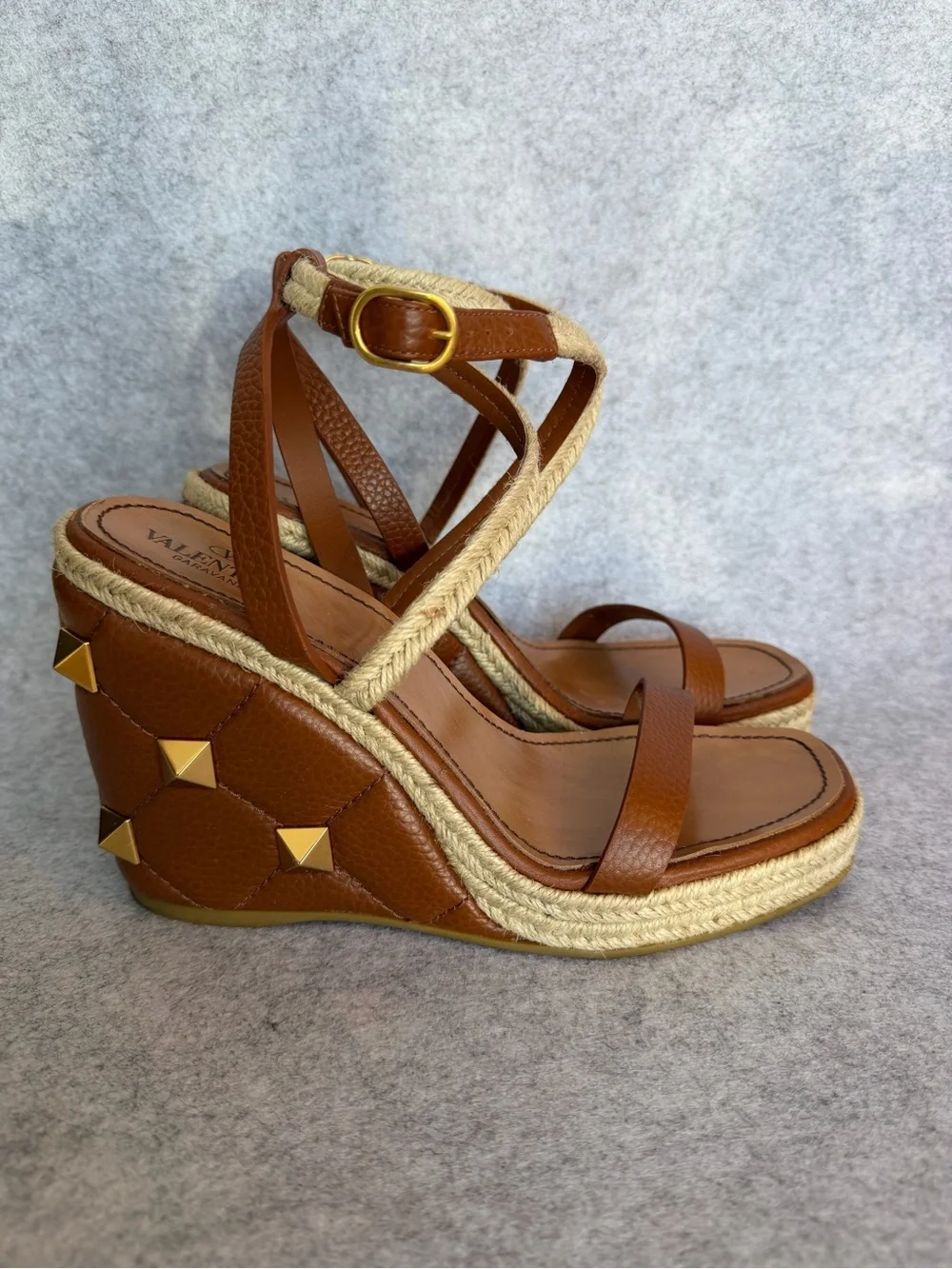 •4 Valentino Garvani Roman Stud Quilted Wedge Espadrille Sandals 39